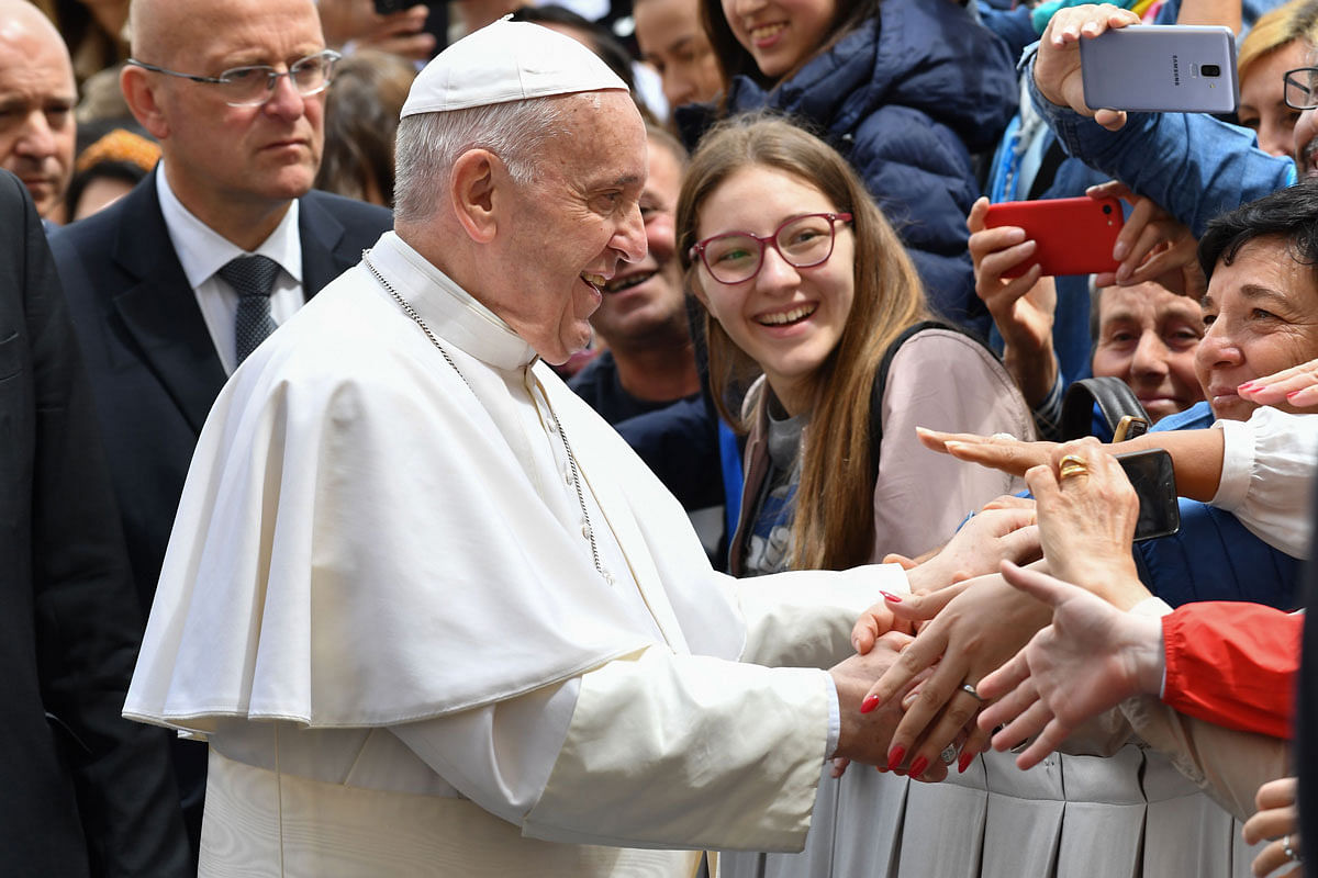 Pope Francis (C) blesses faithful as he leaves his weekly general audience on 29 May 2019 at St. Peter`s Square in the Vatican. Photo: AFP