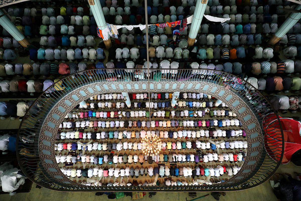 Muslims pray at the Baitul Mukarram National Mosque during Jumatul Wida, or the last Friday prayers, during the holy fasting month of Ramadan in Dhaka, Bangladesh, 31 May, 2019. Photo: Reuters
