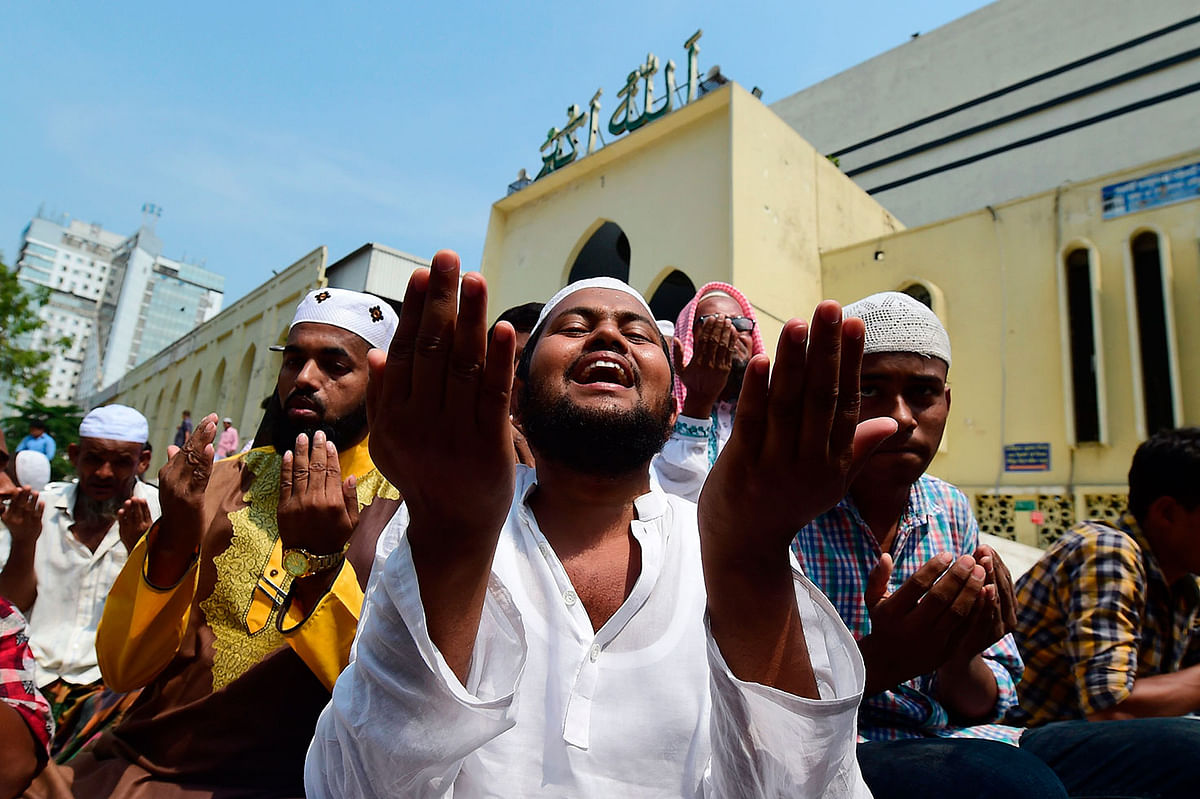 Bangladeshi Muslims offer Jumatul Wida prayers on the last Friday of the holy fasting month of Ramadan outside the National Mosque of Bangladesh Baitul Mukarram, in Dhaka on 31 May, 2019, ahead of the Eid al-Fitr festival. Photo: AFP