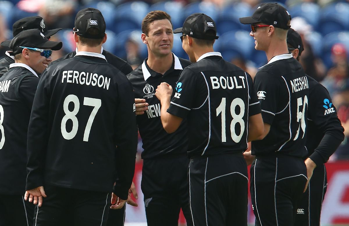 New Zealand`s Matt Henry (C) celebrates with teammates after the dismissal of Sri Lanka`s Lahiru Thirimanne during the 2019 Cricket World Cup group stage match between New Zealand and Sri Lanka at Sophia Gardens stadium in Cardiff, south Wales, on 1 June, 2019. Photo: AFP