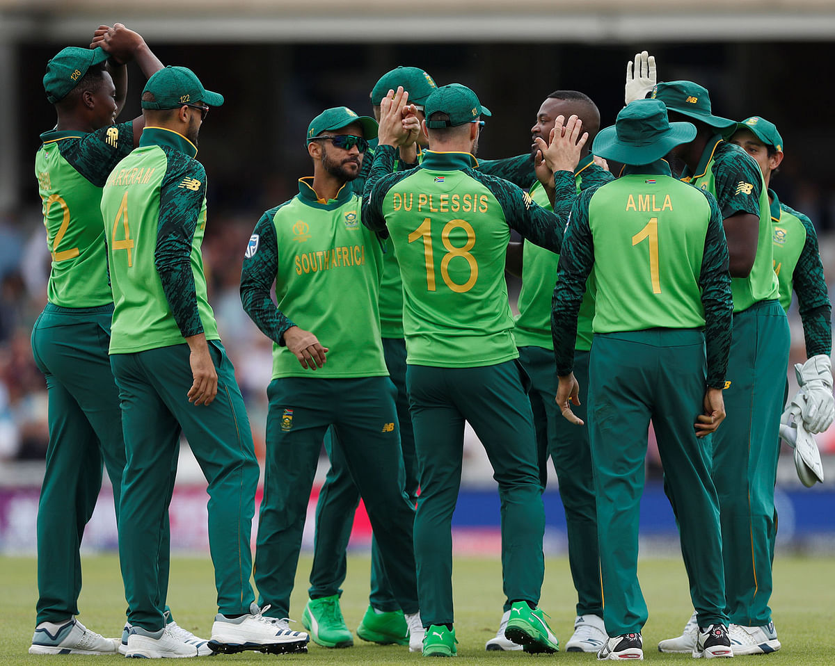 South Africa`s Faf du Plessis celebrates with team mates after taking the catch to dismiss England`s Jason Roy against England in Kia Oval, London, Britain on 30 May, 2019 Photo: