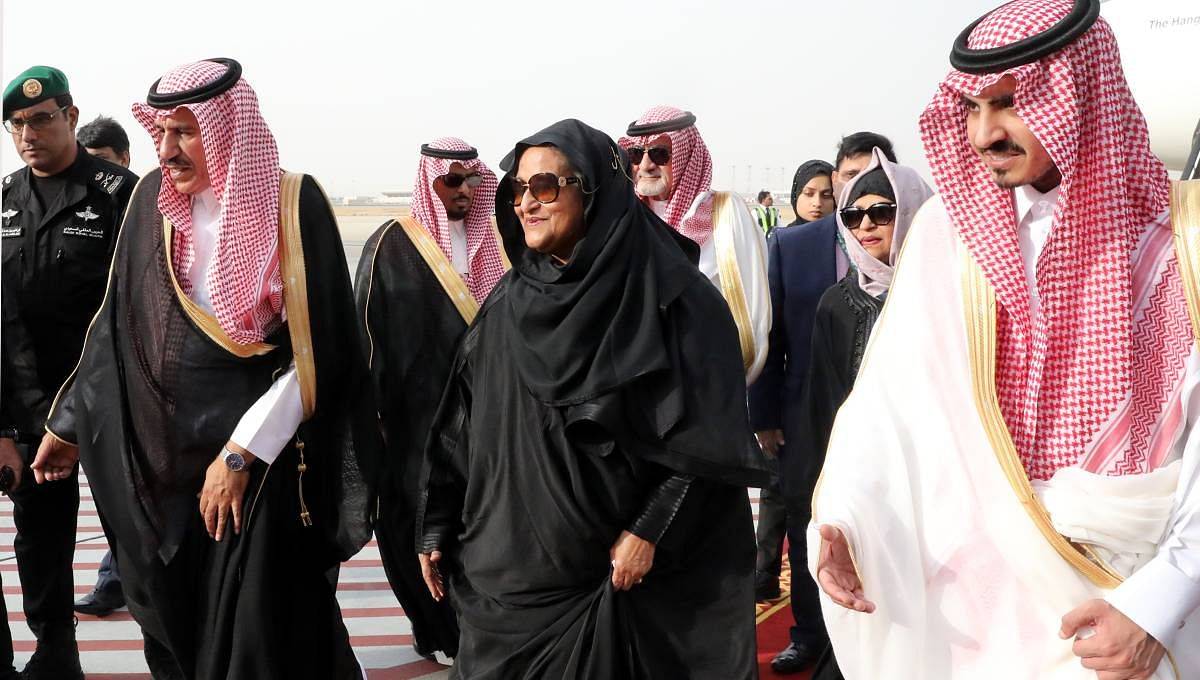 Prime minister Sheikh Hasina accorded a red carpet reception after she lands at King Abdulaziz International Airport, Jeddah, Saudi Arabia on Friday. Photo: UNB