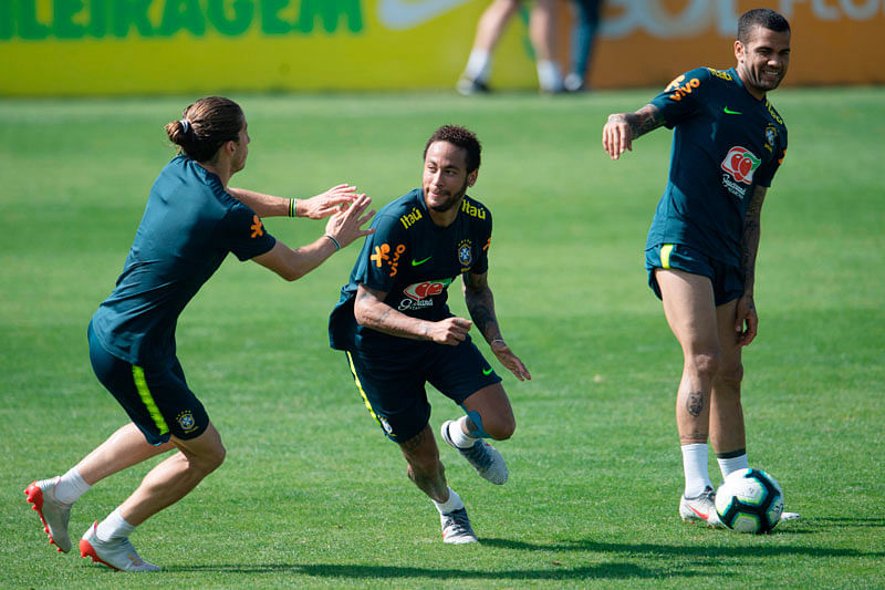 (L-R) Brazil`s footballers Filipe Luis, Neymar and Dani Alves take part in a training session of the national team at the Granja Comary sport complex in Teresopolis, Brazil, on 1 June 2019 ahead of the Copa America football tournament. Photo: AFP