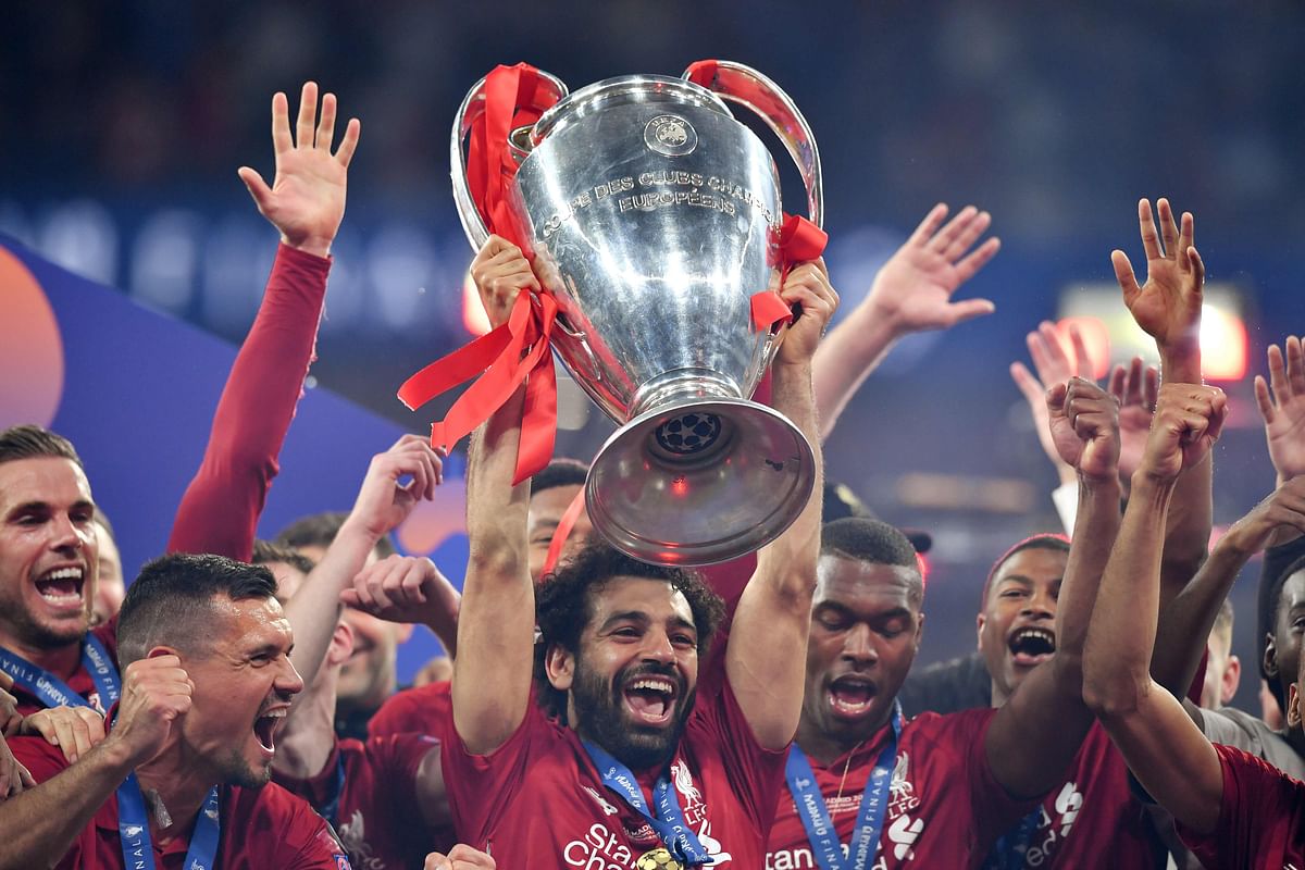 Liverpool`s Egyptian midfielder Mohamed Salah (C) raises the trophy after winning the UEFA Champions League final football match between Liverpool and Tottenham Hotspur at the Wanda Metropolitano Stadium in Madrid on 1 June, 2019. Photo: AFP