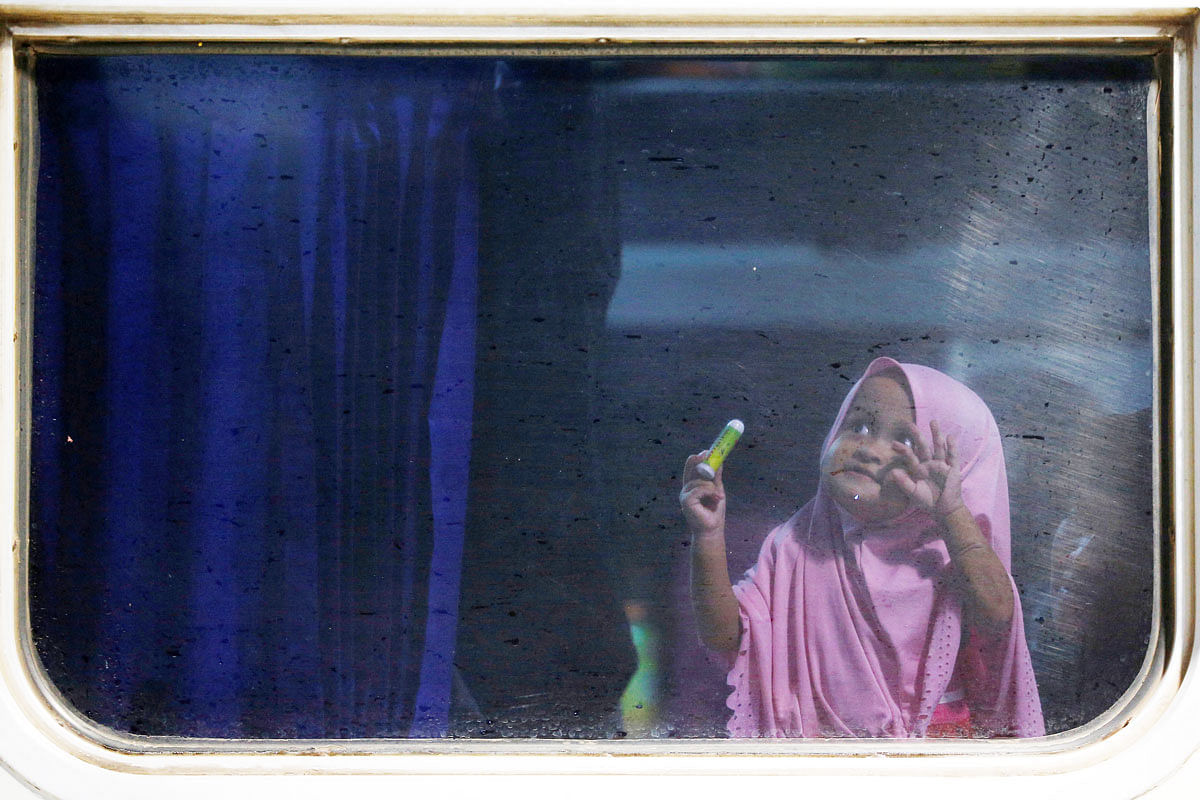 A girl is seen inside Serayu train to Purwokerto as people head to their hometowns to celebrate the upcoming Eid-ul-Fitr at Senen station in Jakarta, Indonesia, 1 June 2019. Photo: AFP