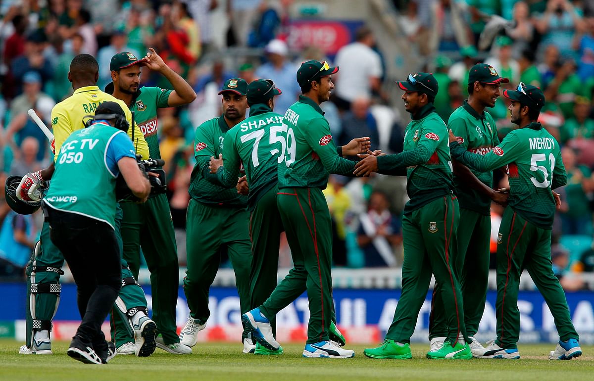 Bangladesh`s players including Soumya Sarkar (C) celebrate after victory over South Africa by 21 runs after the 2019 Cricket World Cup group stage match between South Africa and Bangladesh at The Oval in London on 2 June 2019.Photo: AFP