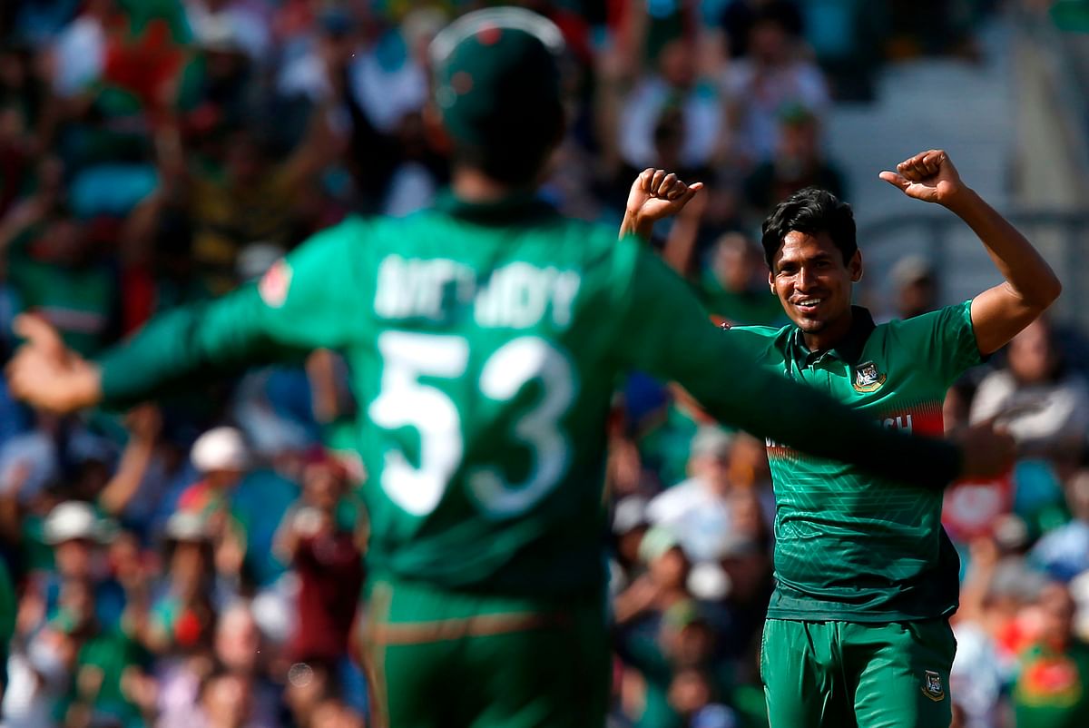 Bangladesh`s Mustafizur Rahman (R) celebrates with teammate Bangladesh`s Mehidy Hasan Miraz after taking the wicket of South Africa`s David Miller during the 2019 Cricket World Cup group stage match between South Africa and Bangladesh at The Oval in London on 2 June 2019.Photo: AFP