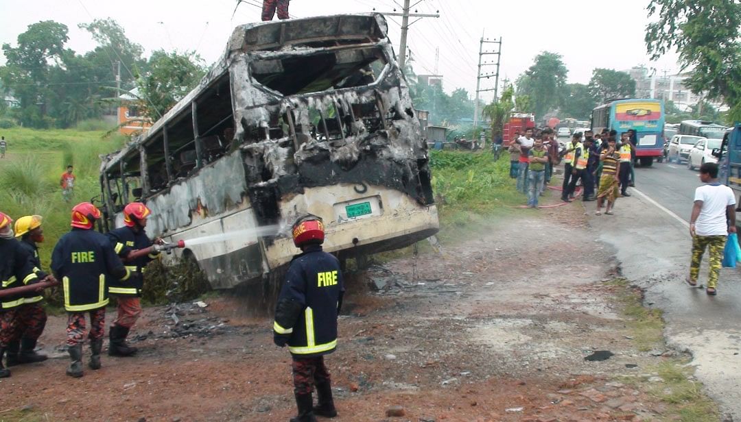 Bus catches fire at Manikganj. Photo: UNB