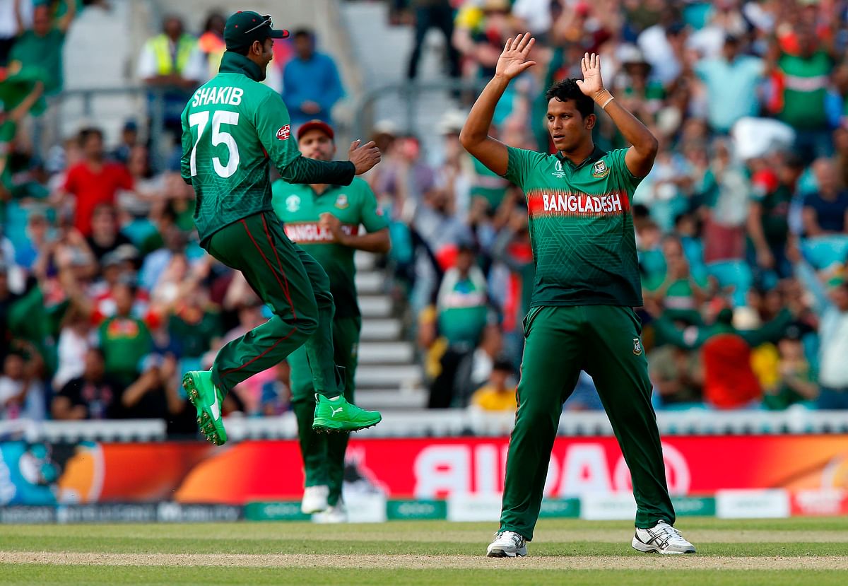 Bangladesh`s Mohammad Saifuddin (R) celebrates with teammate Shakib Al Hasan after taking the wicket of South Africa`s Rassie van der Dussen for 41 runs during the 2019 Cricket World Cup group stage match between South Africa and Bangladesh at The Oval in London on 2 June 2019. Photo: AFP