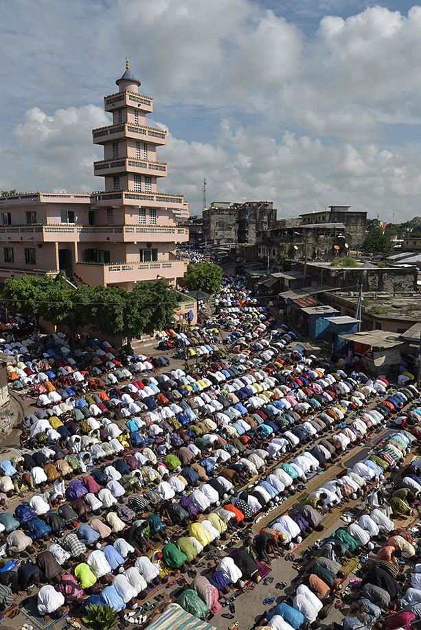 Ivorian Muslims offer prayers for the Eid al-Fitr holiday in front of a mosque in Adjame neighborhood of Abidjan, on 4 June, 2019. Muslims around the world celebrate the Eid al-Fitr holiday, which marks the end of the fasting month of Ramadan. Photo: AFP