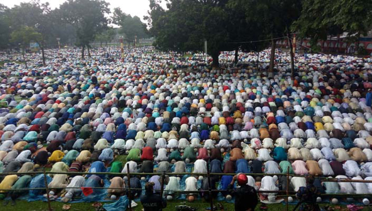 Devotees offering their Eid prayers at Sholakia Eidgah in Kishoreganj on Wednesday, 5 Jun 2019. Photo: UNB