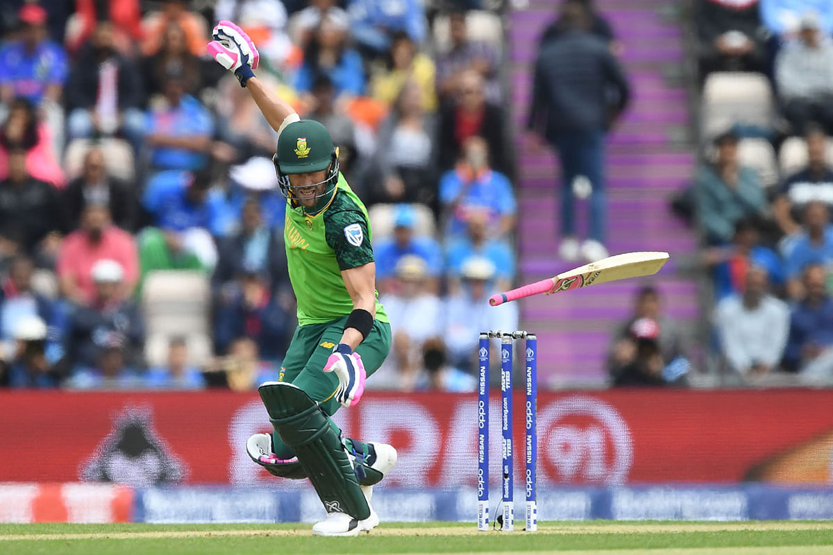 South Africa`s captain Faf du Plessis loses his bat as he plays a shot during the 2019 Cricket World Cup group stage match between South Africa and India at the Rose Bowl in Southampton, southern England, on 5 June, 2019. Photo: AFP