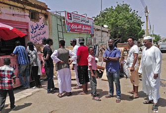 Sudanese queue in front of a bakery in the capital Khartoum on 6 June 2019. Sudanese authorities admitted dozens of people were killed in a crackdown on protesters but denied doctors` claims the death toll has topped 100, as the African Union suspended Khartoum Thursday, demanding a civilian rule to resolve the crisis. Photo: AFP