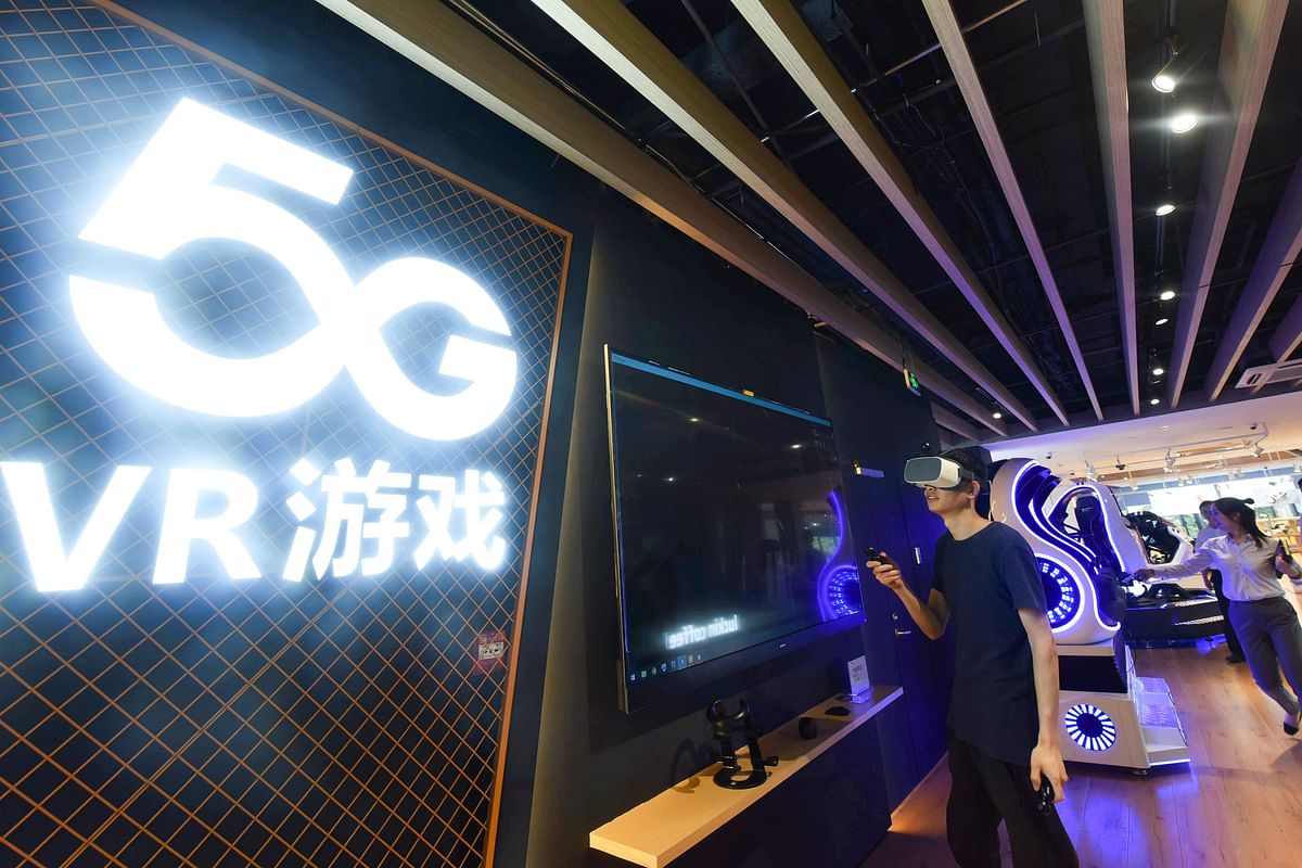 A man plays a 5G virtual reality (VR) game at a 5G store in Hangzhou, China`s Zhejiang province on 3 June 2019. Photo: AFP