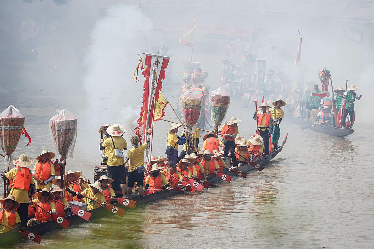 Villagers row dragon boats during an event ahead of the Dragon Boat festival in Guangzhou, Guangdong province, China on 5 June. Photo: Reuters
