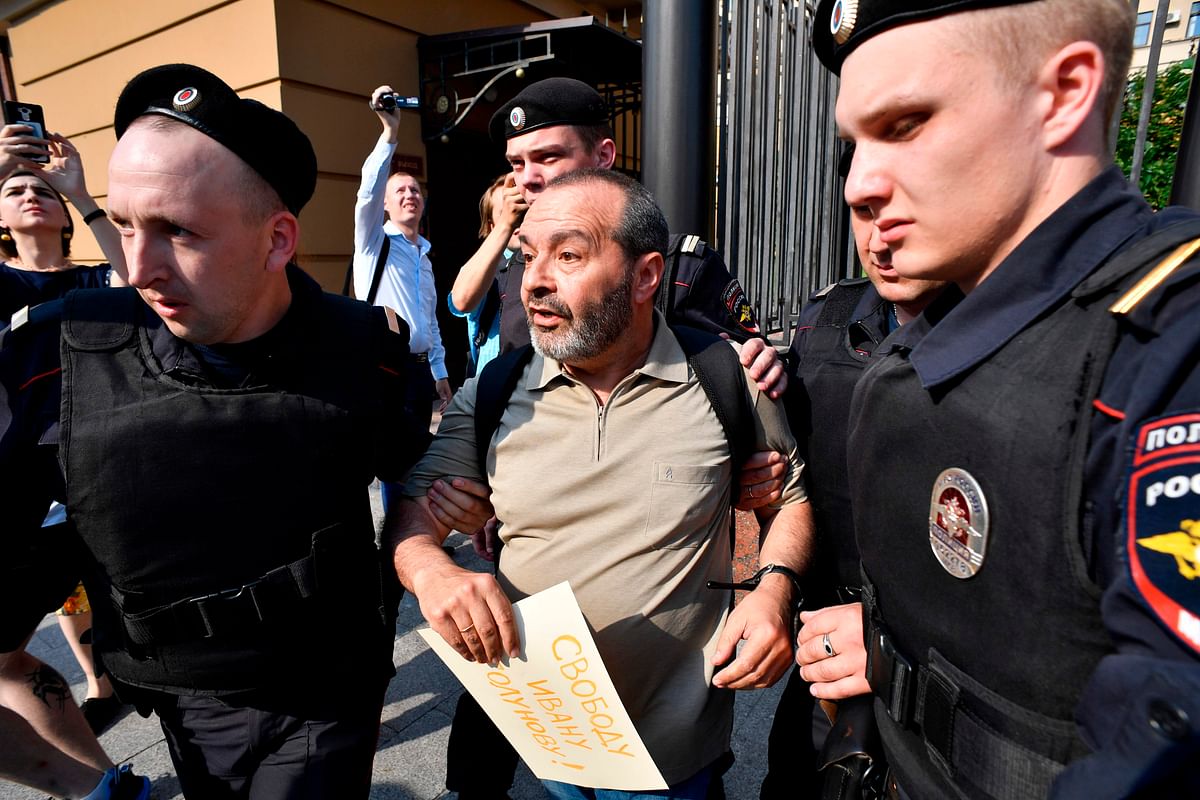 Police officers detain Russian journalist and writer Victor Shenderovich during a rally in support of arrested journalist Ivan Golunov outside the headquarters of the Moscow branch of the Russian Interior Ministry in Moscow on 7 June, 2019. Photo: AFP