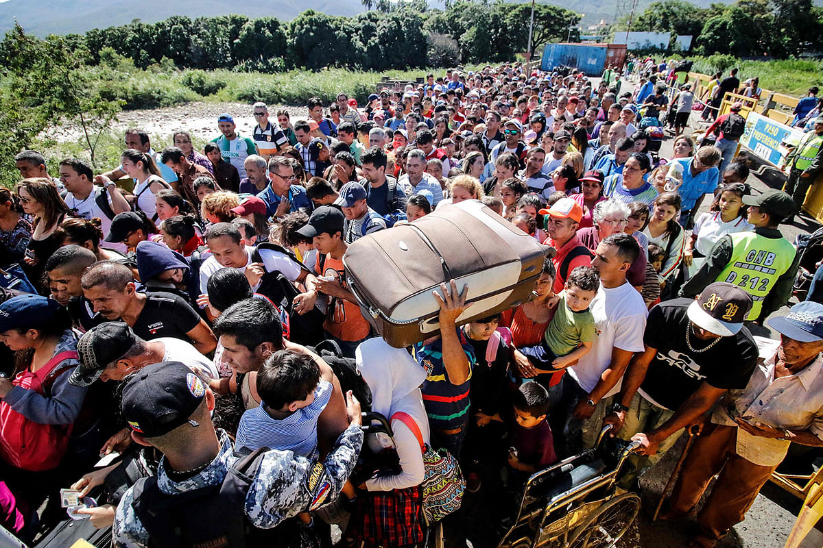 People queue to cross the Simon Bolivar international bridge from San Antonio del Tachira in Venezuela to Cucuta, in Colombia, to buy goods due to supplies shortage in their country, on 8 June 2019. Photo: AFP
