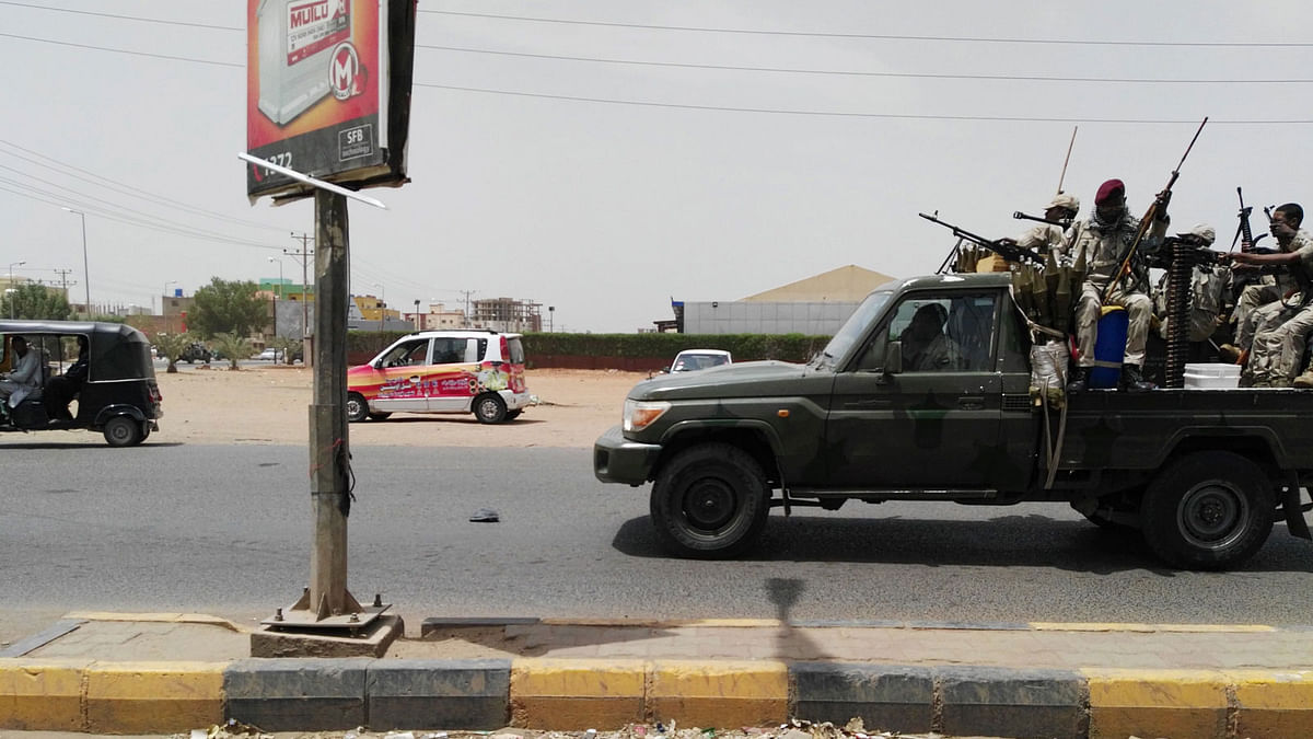 Sudanese security forces drive through a main road linking Omdurman with its twin city Khartoum on the first day of a civil disobedience campaign across Sudan on 9 June, 2019. Photo: AFP