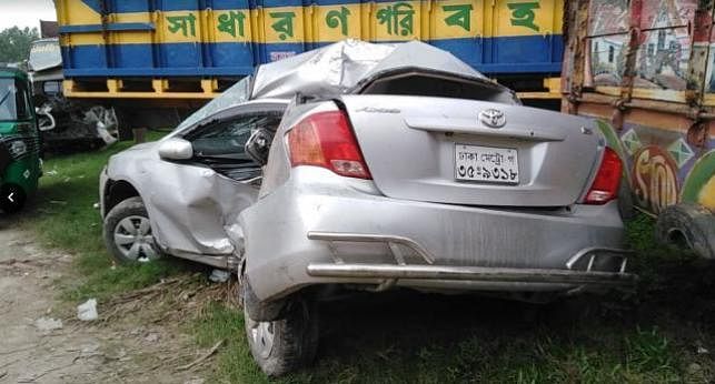 A damaged car after an accident by the Hatikumrul-Banpara highway at Harinchara Bazar of Ullapara upazila of Sirajganj on Thursday.  Photo: Prothom Alo