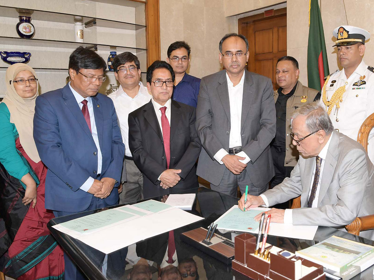 President signs Abdul Hamid the national budget and the revised budget for placing before the Jatiya Sangsad at his office on Thursday. Photo: PID