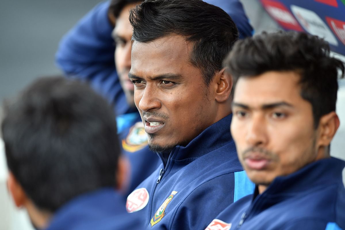 angladesh`s Rubel Hossain (C) takes rest with teammates as rain halts a training session at The County Ground in Taunton, south-west England, on 16 June 2019, ahead of their 2019 World Cup match against West Indies. Photo: AFP