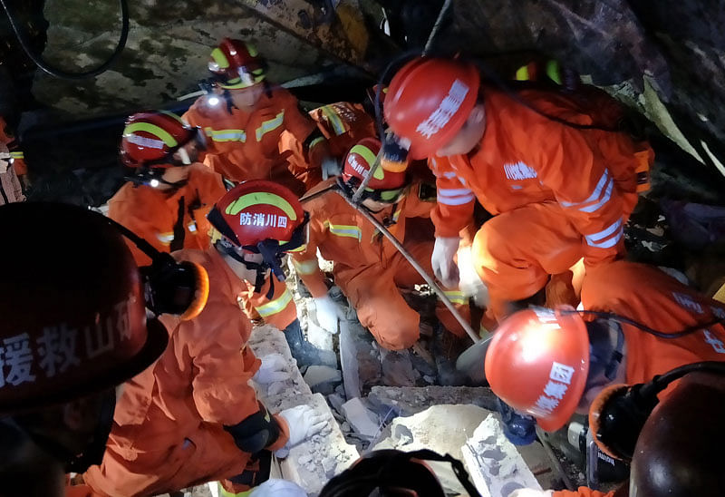Rescuers search for earthquake survivors in the rubble of a building in Yibin, in China`s southwest Sichuan province early on 18 June 2019. The toll from a strong 6.0-magnitude earthquake in southwest China rose to 11 dead and 122 injured on Tuesday, as rescuers pulled survivors from wrecked buildings. Photo: AFP