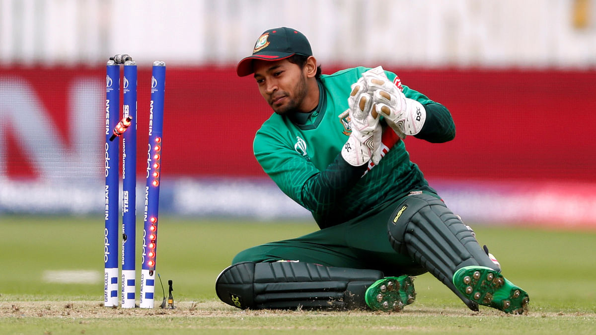 Bangladesh`s Mushfiqur Rahim attempts a run out in the ICC Cricket World Cup match against West Indies at The County Ground, Taunton, Britain on 17 June 2019. Photo: Reuters