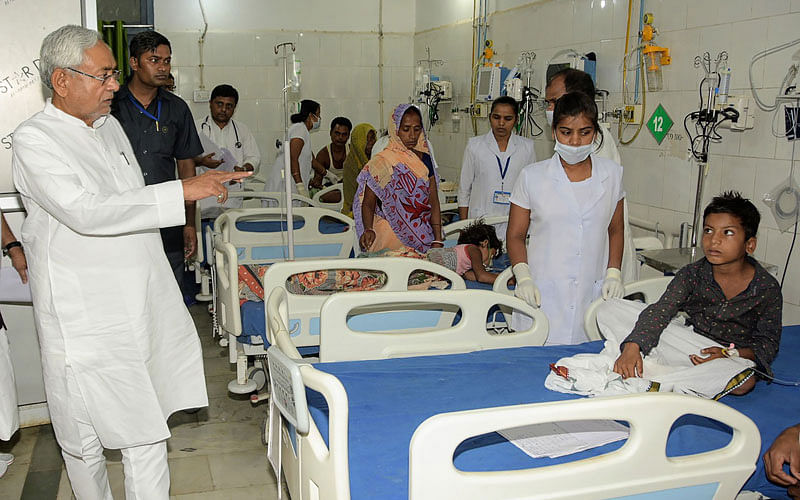 Bihar Chief Minister Nitish Kumar (L) visits Shri Krishna Medical College and Hospital (SKMCH) as more than 100 children lost their life due Acute Encephalitis Syndrome (AES) in Muzaffarpur on 18 June 2019. Photo: AFP