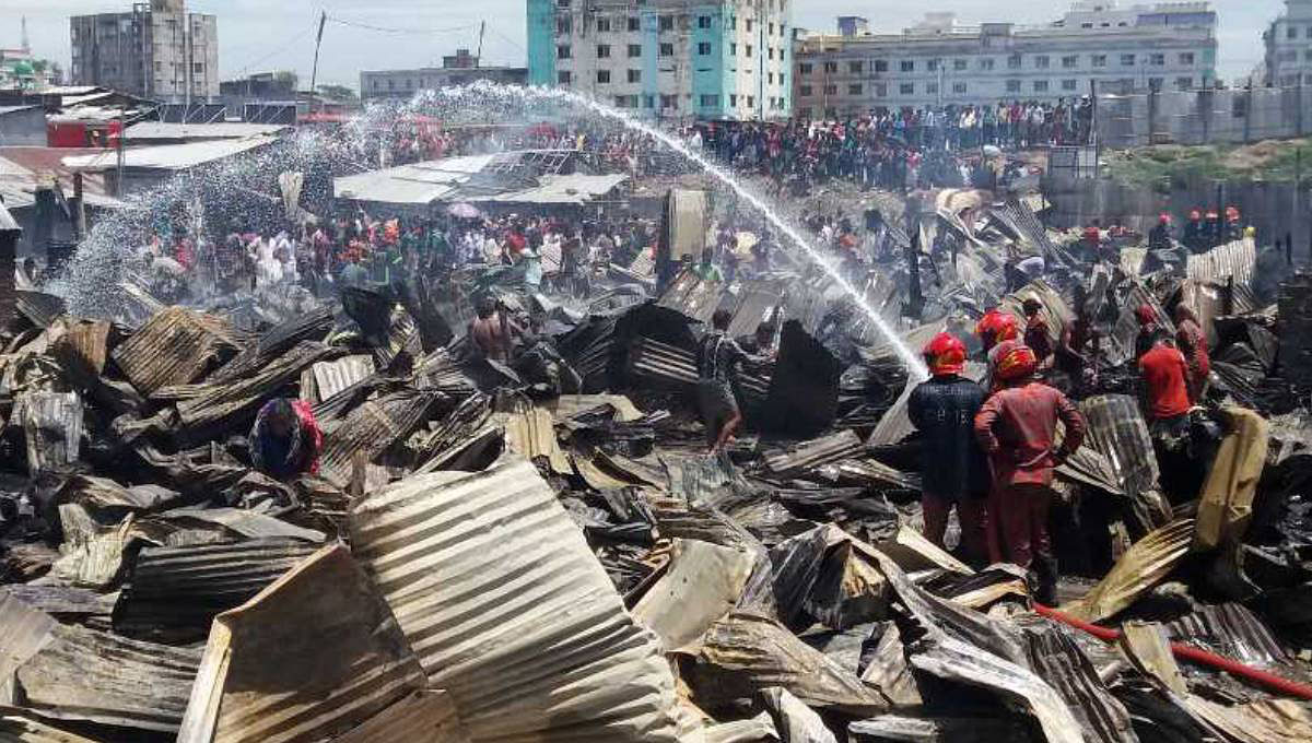 At least 100 shanties and eight shops are gutted in a fire at Chaktai Bhera Market in Bakolia area of the city on Thursday, June 20, 2019. Photo: UNB