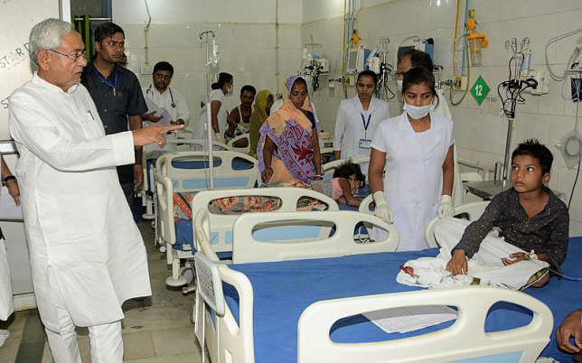 Bihar Chief Minister Nitish Kumar (L) visits Shri Krishna Medical College and Hospital (SKMCH) as more than 100 children lost their life due Acute Encephalitis Syndrome (AES) in Muzaffarpur on 18 June 2019. Photo: AFP
