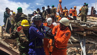 Rescue workers remove a victim from the debris after an under-construction building collapsed in Sihanoukville on 22 June 2019. At least three people died when an under-construction building collapsed at a Cambodian beach resort early on 22 June, officials said, with fears an unknown number of others may still be buried in the rubble. Photo: AFP