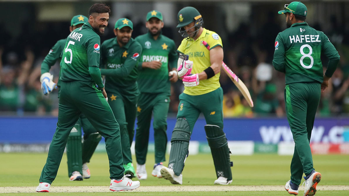 Pakistan`s Mohammad Amir celebrates taking the wicket of South Africa`s Faf du Plessis with team mates. Photo: Reuters