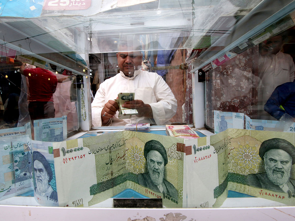 A man counts Iranian rials at a currency exchange shop, before the start of the US sanctions on Tehran, in Basra, Iraq on 3 November 2018.Photo:Reuters