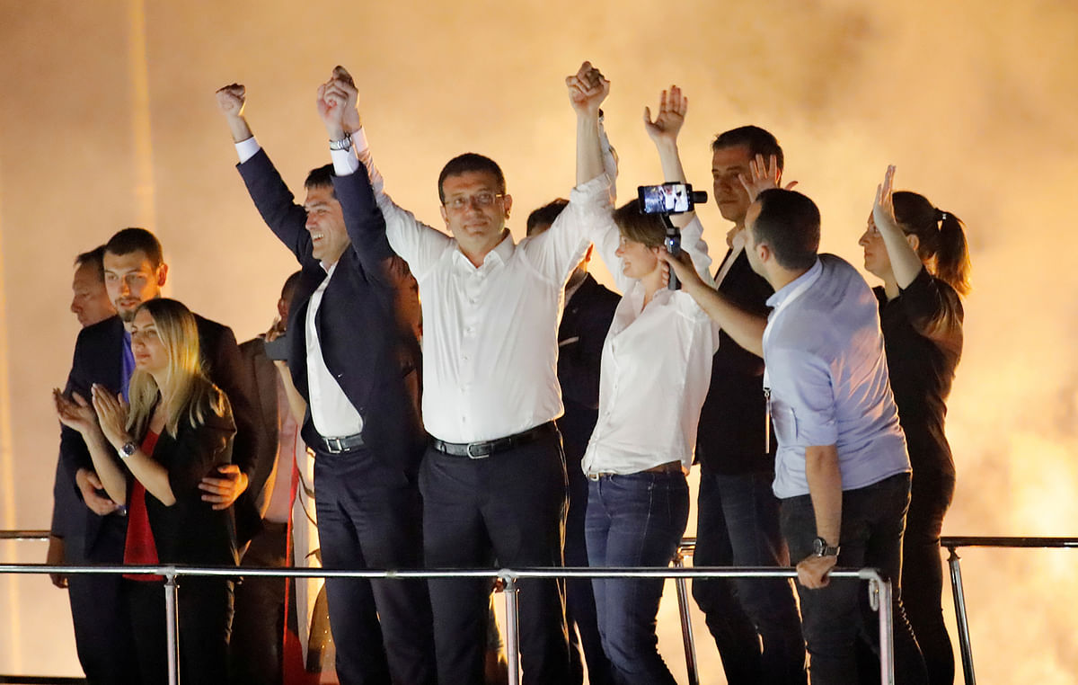 Ekrem Imamoglu, mayoral candidate of the main opposition Republican People`s Party (CHP), greets supporters at a rally of in Beylikduzu district, in Istanbul, Turkey on 23 June. Photo: Reuters