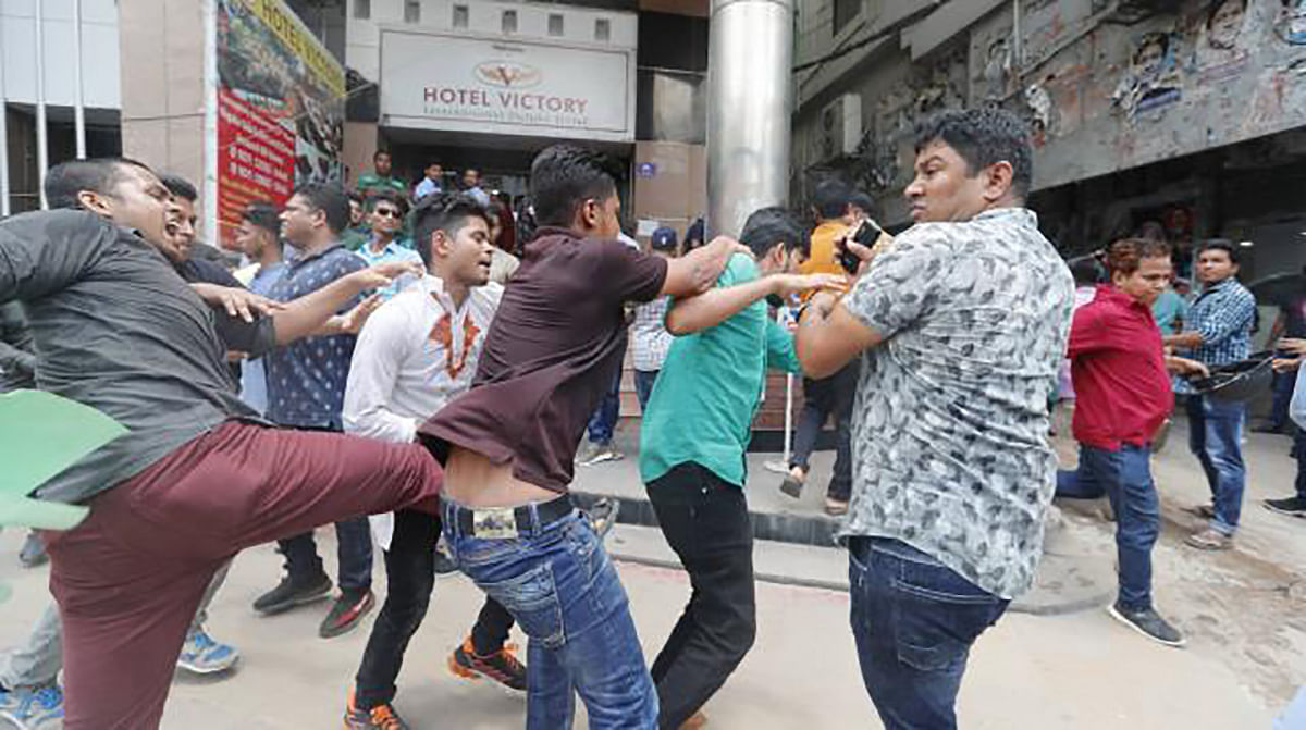 Two groups of Jatiyatabadi Chhatra Dal leaders and activists clash in front of BNP’s central office in Naya Paltan area. Photo: Sajid Hossain