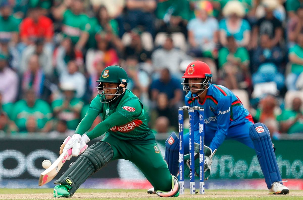 Bangladesh`s Mushfiqur Rahim (L) attempts a reverse sweep as Afghanistan`s wicketkeeper Ikram Ali Khil looks on during their 2019 Cricket World Cup group stage match at the Rose Bowl in Southampton, southern England, on June 24, 2019. AFP