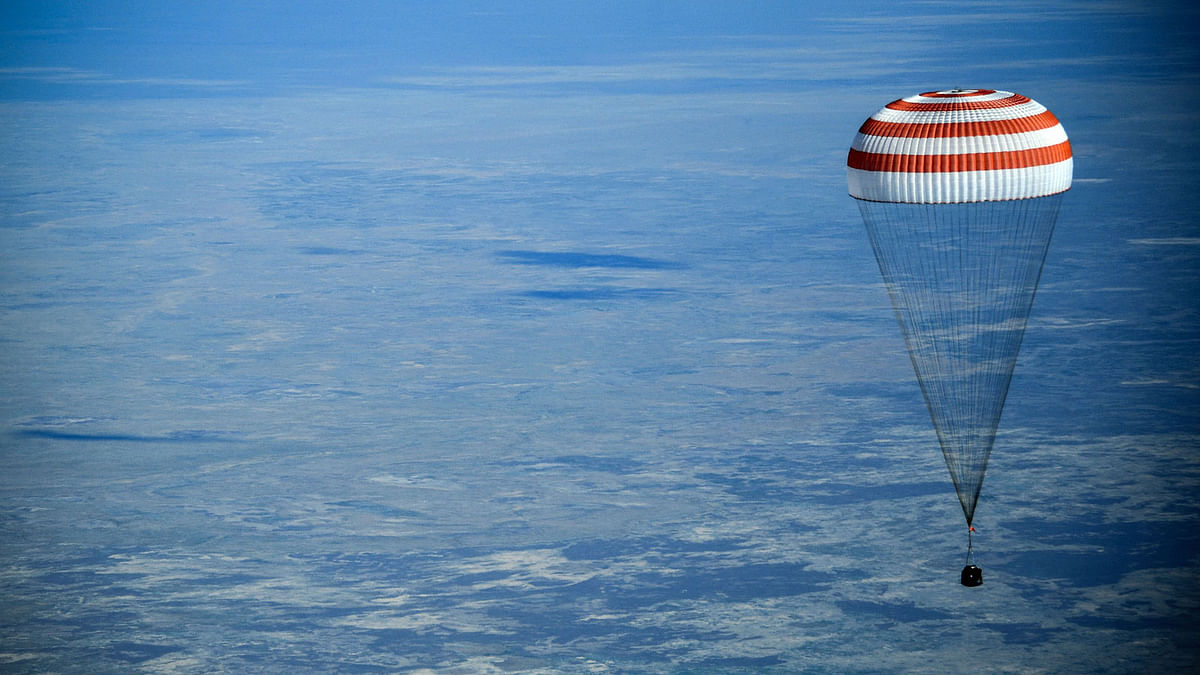 The Soyuz MS-11 capsule carrying the International Space Station (ISS) crew of NASA astronaut Anne McClain, Russian cosmonaut Oleg Kononenko and David Saint-Jacques of the Canadian Space Agency, descends beneath a parachute before landing in a remote area outside the town of Dzhezkazgan (Zhezkazgan), Kazakhstan, on 25 June 2019. Photo: AFP