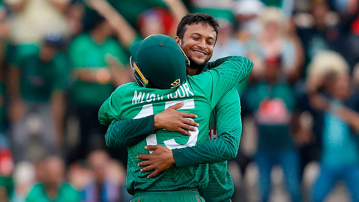 Bangladesh`s Shakib Al Hasan (R) celebrates with teammate Mushfiqur Rahim after the dismissal of Afghanistan`s Najibullah Zadran during the 2019 Cricket World Cup group stage match between Bangladesh and Afghanistan at the Rose Bowl in Southampton, southern England, on 24 June 2019. Photo: AFP