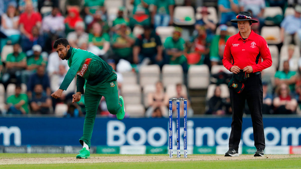 Bangladesh`s Shakib Al Hasan (L) delivers a ball during the 2019 Cricket World Cup group stage match between Bangladesh and Afghanistan at the Rose Bowl in Southampton, southern England, on 24 June 2019. Photo: AFP