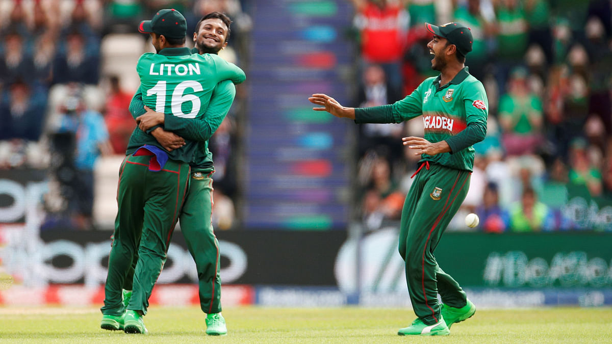 Bangladesh`s Liton Das celebrates with team mates after taking the catch to dismiss Afghanistan`s Gulbadin Naib during the match between Bangladesh and Afghanistan at Ageas Bowl, Southampton, Britain on 24 June. Photo: Reuters