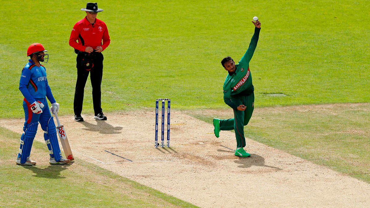 Bangladesh`s Shakib Al Hasan (R) bowls the ball to take the wicket of Afghanistan`s Rahmat Shah (unseen) for 24 runs during the 2019 Cricket World Cup group stage match between Bangladesh and Afghanistan at the Rose Bowl in Southampton, southern England, on 24 June 2019. Photo: AFP
