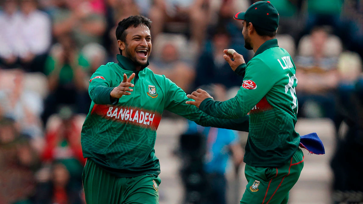 Bangladesh`s Shakib Al Hasan (L) celebrates with teammate Liton Das after the dismissal of Afghanistan`s captain Gulbadin Naib during the 2019 Cricket World Cup group stage match between Bangladesh and Afghanistan at the Rose Bowl in Southampton, southern England, on 24 June 2019. Photo: AFP