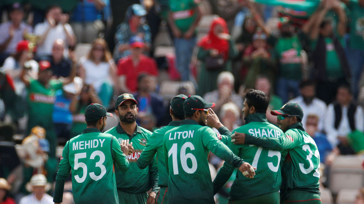 Bangladesh`s Shakib Al Hasan celebrates with team mates after taking the wicket of Afghanistan`s Rahmat Shah during the match between Bangladesh and Afghanistan at Ageas Bowl, Southampton, Britain on 24 June. Photo: Reuters