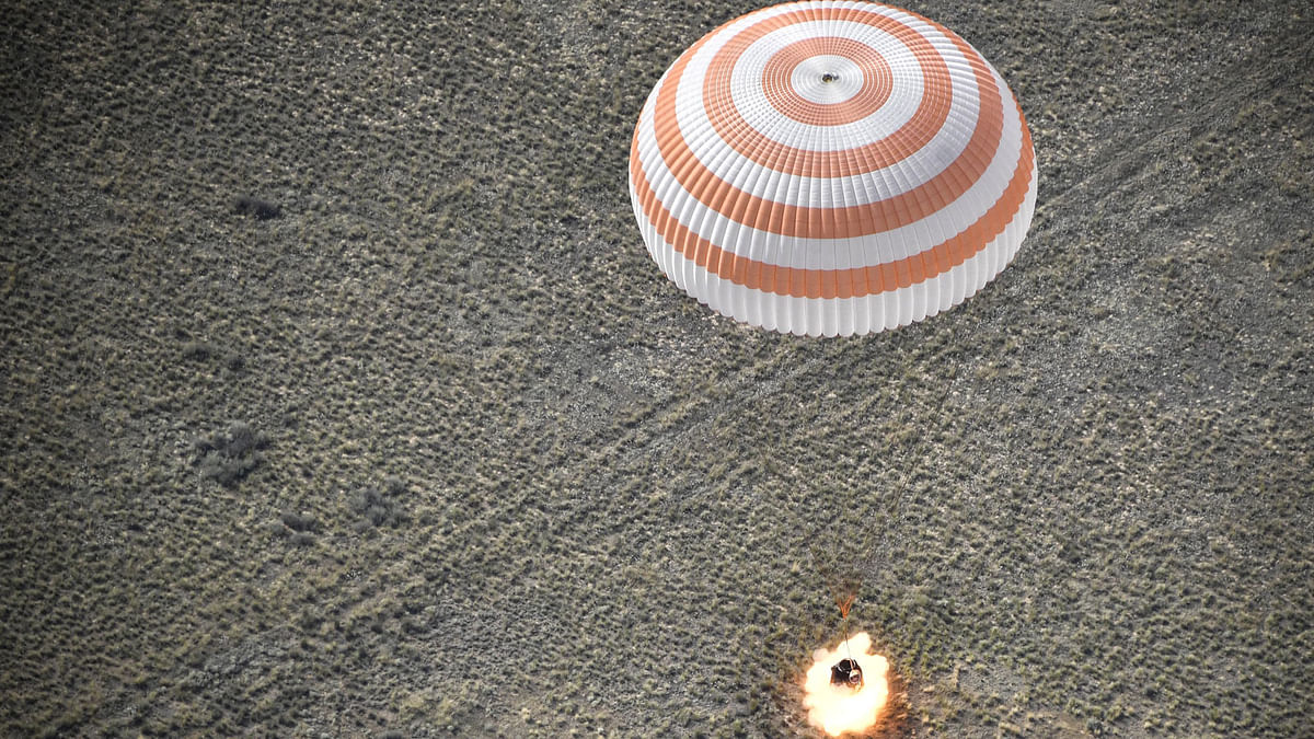 The Soyuz MS-11 capsule carrying the International Space Station (ISS) crew of NASA astronaut Anne McClain, Russian cosmonaut Oleg Kononenko and David Saint-Jacques of the Canadian Space Agency, lands in a remote area outside the town of Dzhezkazgan (Zhezkazgan), Kazakhstan, on 25 June 2019. Photo: AFP