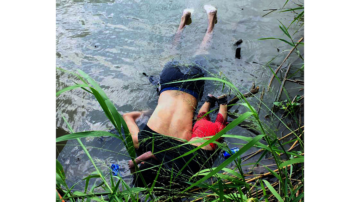 View of the bodies of Salvadoran migrant Oscar Martinez Ramirez and his daughter, who drowned while trying to cross the Rio Grande -on their way to the US- in Matamoros, state of Tamaulipas on 24 June, 2019. Photo: AFP