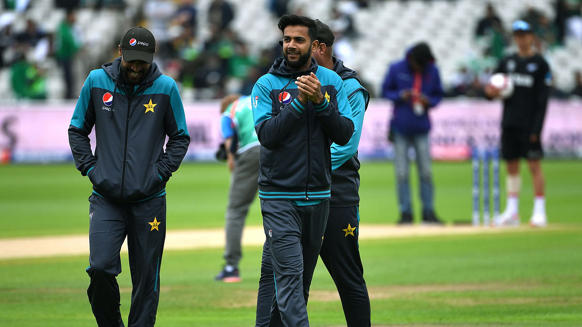 Pakistan`s Imad Wasim (C) shares a light moment with teammates ahead of the start of the 2019 Cricket World Cup group stage match between New Zealand and Pakistan at Edgbaston in Birmingham, central England, on 26 June 2019. Photo: AFP
