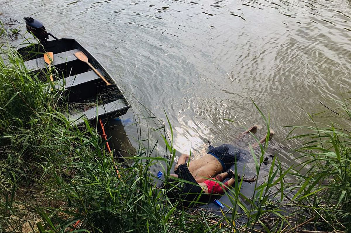 View of the bodies of Salvadoran migrant Oscar Martinez Ramirez and his daughter, who drowned while trying to cross the Rio Grande -on their way to the US- in Matamoros, state of Tamaulipas on 24 June 2019. Photo: AFP