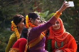 Bangladeshi girls taking selfie on Pahela Falgun. Photo: Wikimedia Commons