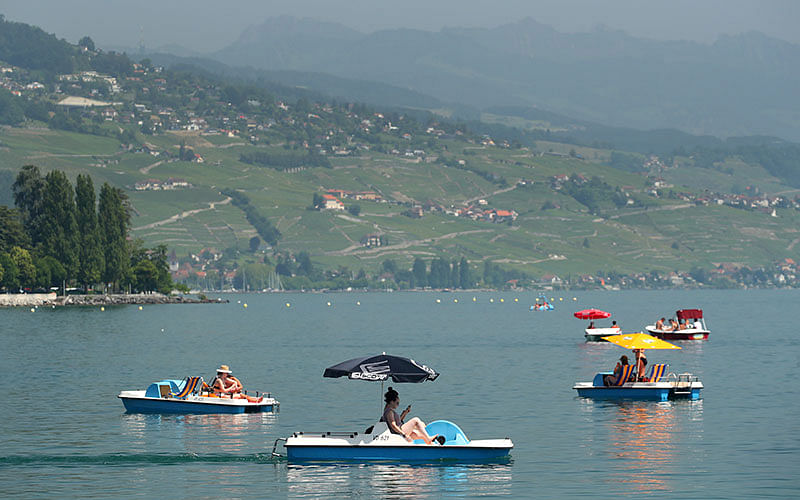People try to cool on pedalos on Lake Leman during a heatwave in Lausanne, Switzerland, on 27 June 2019. Photo: Reuters