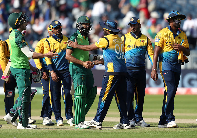 South Africa`s Hashim Amla shakes hands with Sri lanka`s Lasith Malinga after winning against Sri Lanka in Chester-Le-Street, Britain on 28 June, 2019. Photo: Reuters